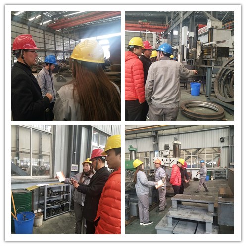 老师参观生产车间并对现场情况进行记录与拍照1.jpg